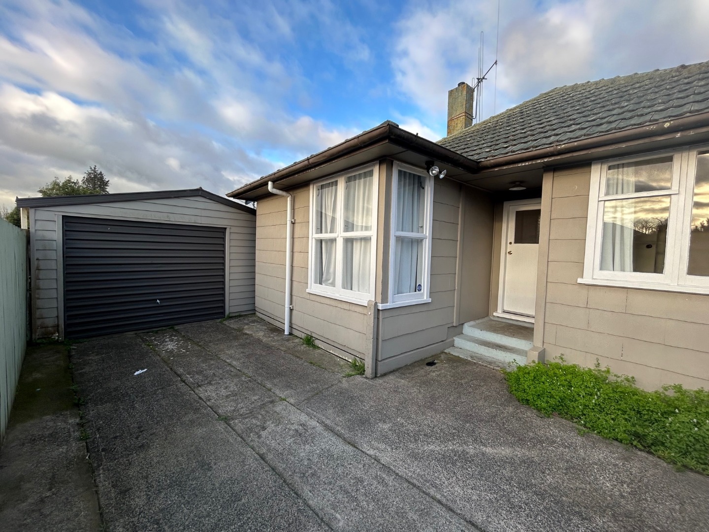 For Rent in Melville 2 Bedrooms, 1 Bathroom, Rental For Rent at 38